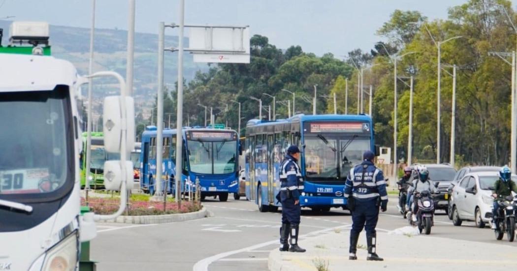 Foto de Agentes Civiles de Tránsito en una vía de Bogotá.