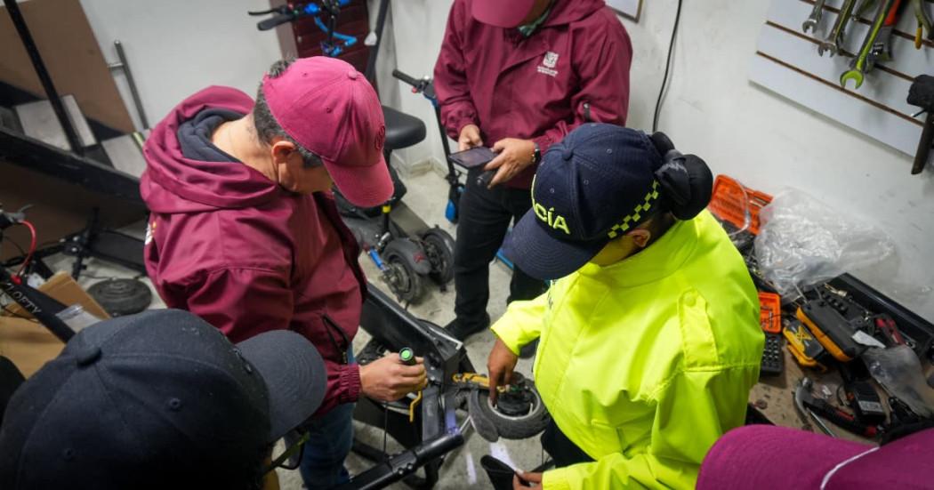 Autoridades durante operativo contra red ilegal de patinetas eléctricas en Los Mártires.