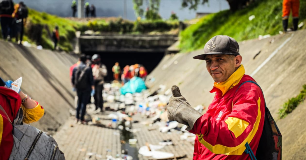 Foto de funcionarios del Distrito en operativo de limpieza
