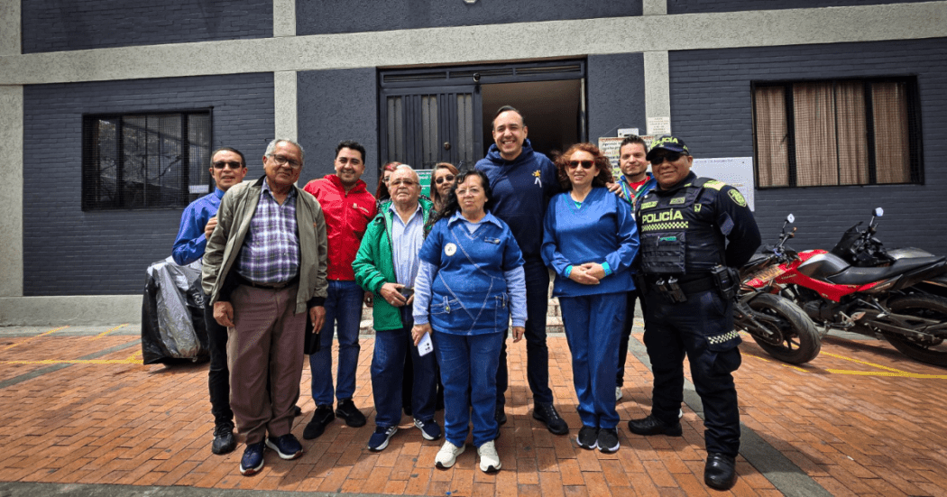 Imagen de gente de la comunidad de Ciudad Bolívar posando para la foto