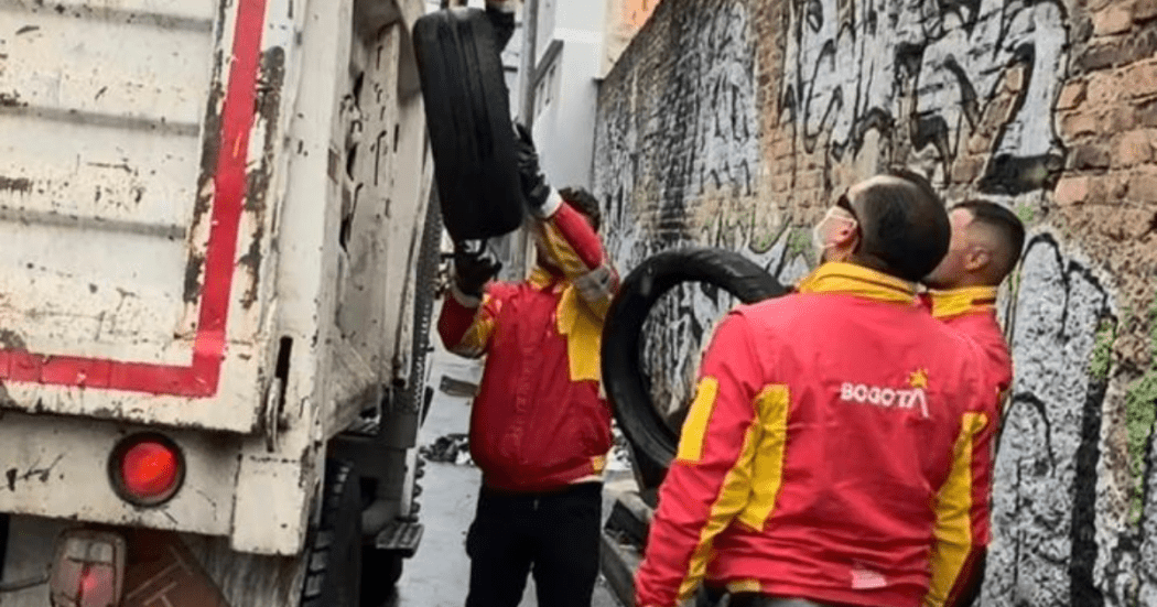 Foto de funcionarios del Distrito en operativo de limpieza