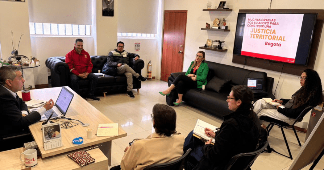 Foto de funcionarios del Distrito en una charla