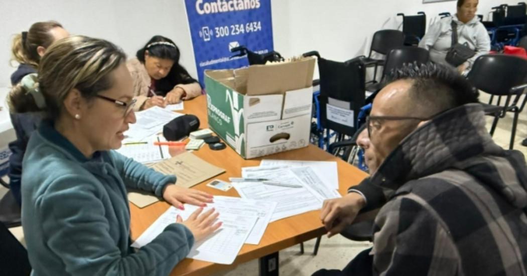 Foto de un funcionario ayudando a un ciudadano.