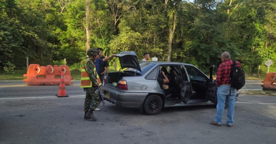 Patrulla del Ejército haciéndole un registro a un vehículo en carretera.