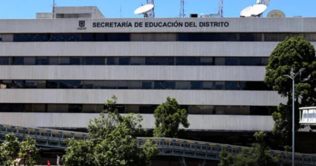 Foto de la fachada de la Secretaría de Educación 