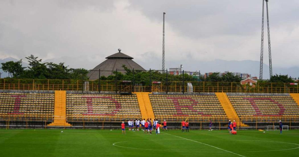 Foto que muestra el estadio de Techo y deportistas