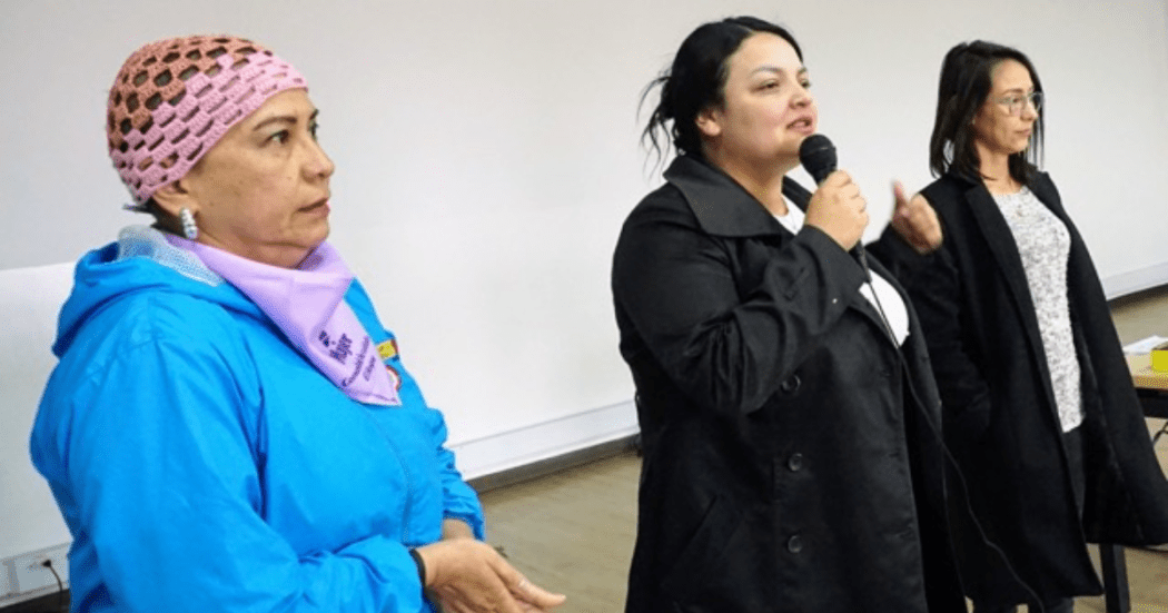 Imagen de tres mujeres hablando en el seminario