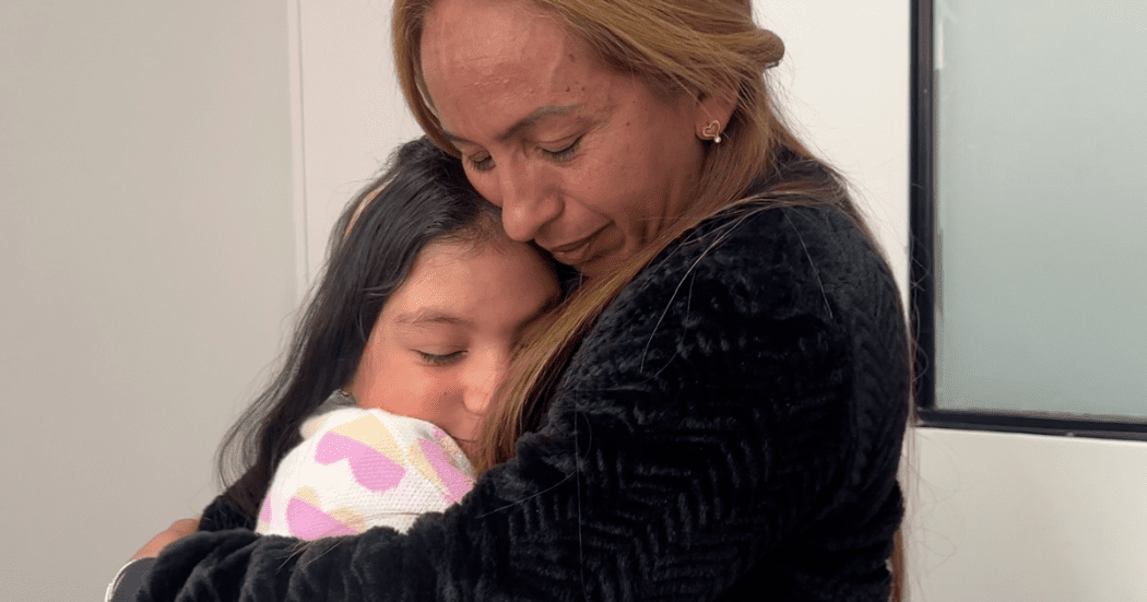 Foto de una madre abrazando a su hija