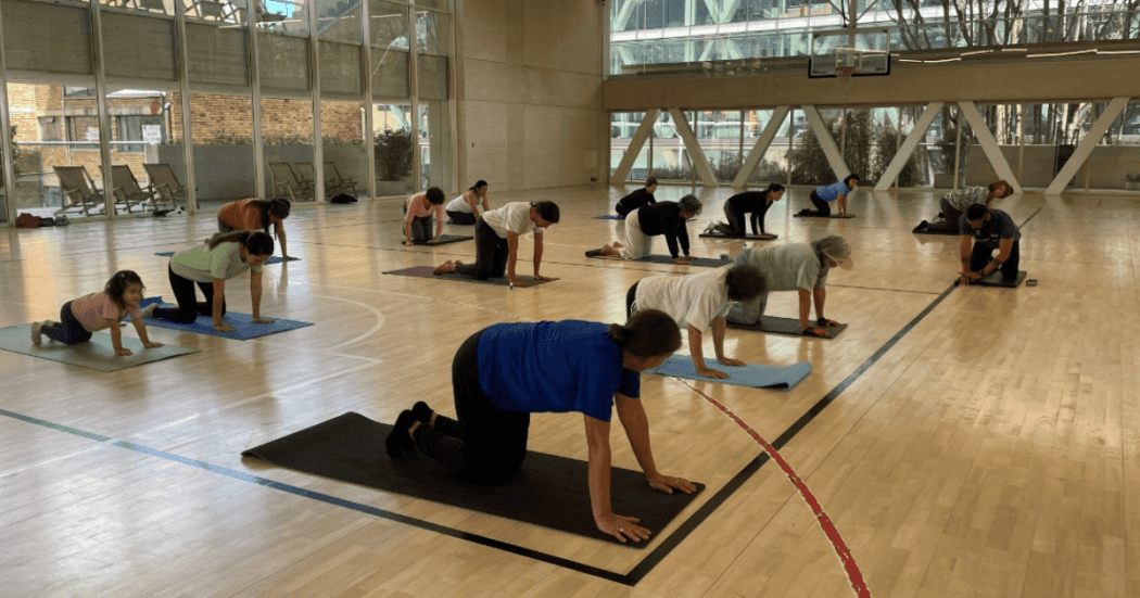Imagen de varias personas participando en los espacios de yoga del CEFE Chapinero