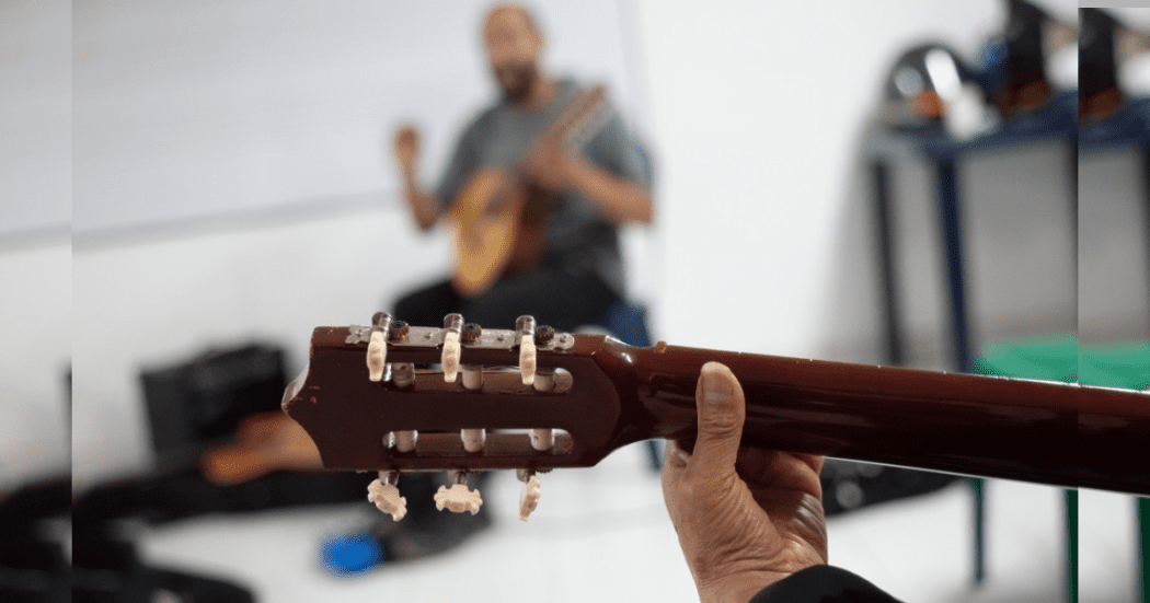 Imagen de una persona tocando guitarra.