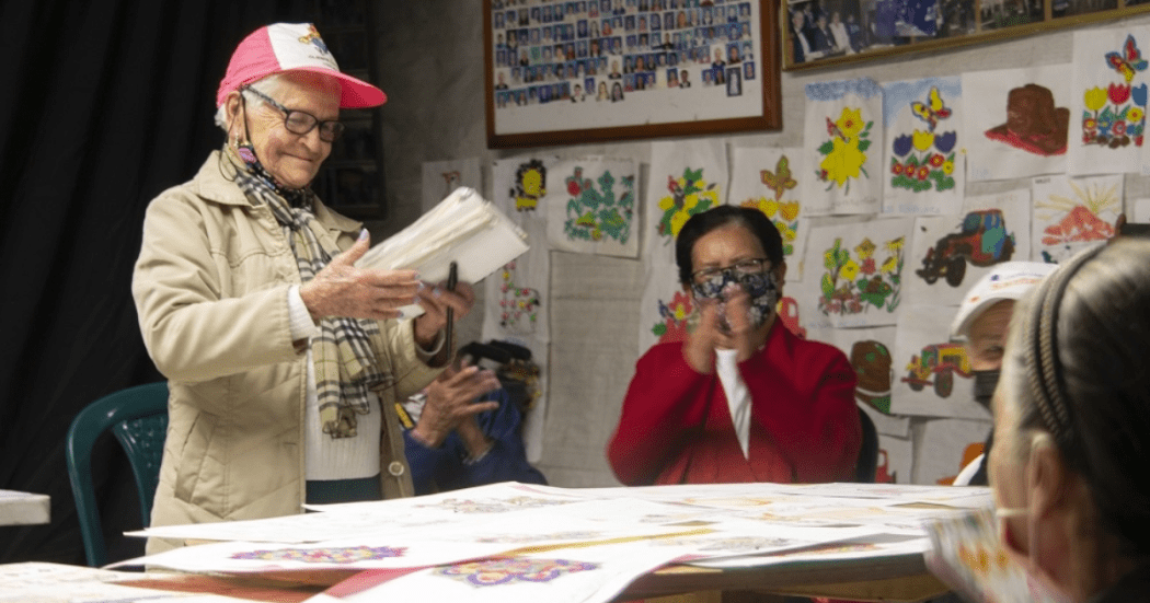 Imagen de varios adultos mayores en un taller de escritura