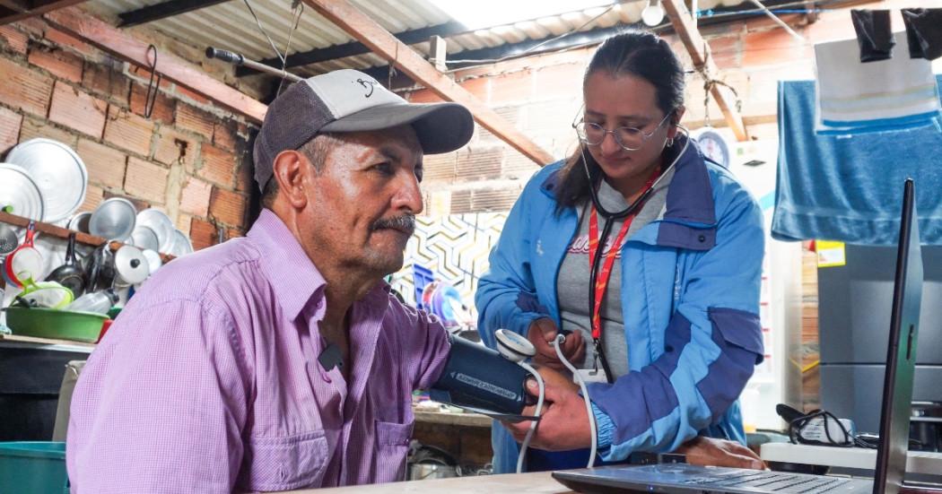 Foto de un funcionario ayudando a un ciudadano
