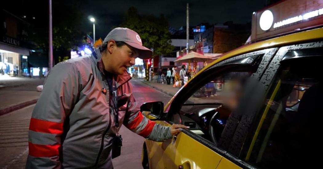 Gestor verificando taxi.