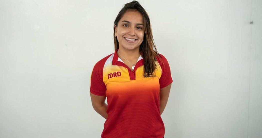 Foto que muestra una mujer sonriendo 