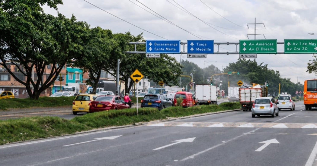Foto de una vía de Bogotá donde se ven varios vehículos 