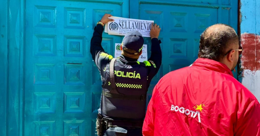 Foto del cierre de un establecimiento en el sector de Santa Fe en el centro de Bogotá.