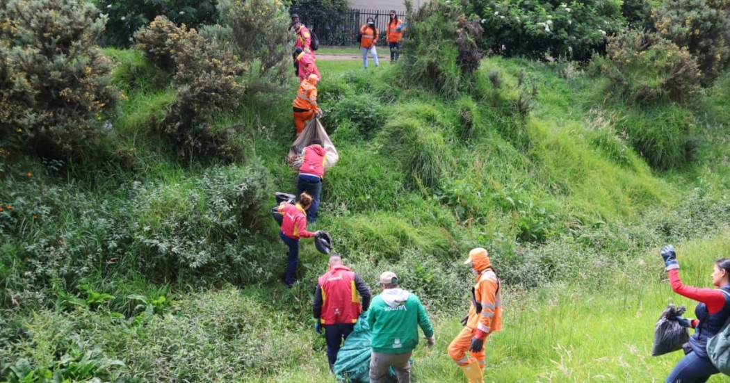 Foto de la jornada de limpieza en el canal Brazo Salitre en Bogotá.