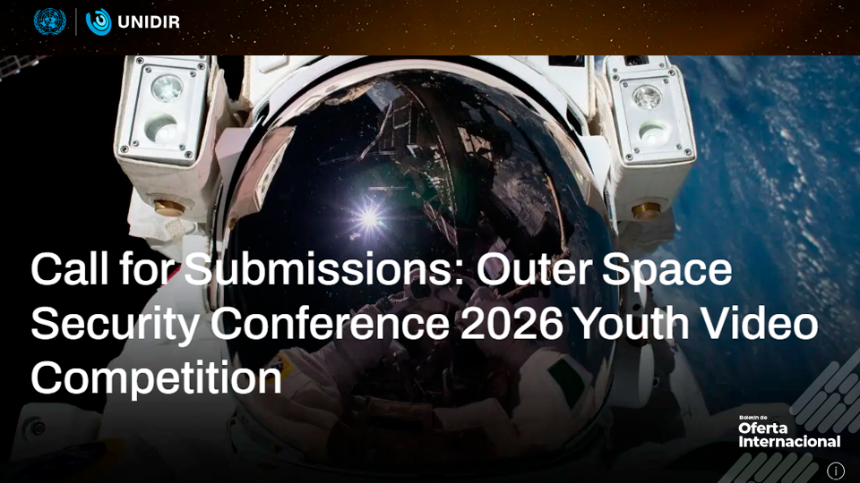 Joven presentando una propuesta sobre tecnología espacial