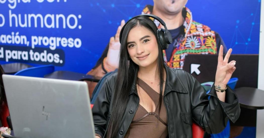 Foto de una mujer frente a un computador durante un proceso de formación en Bogotá.