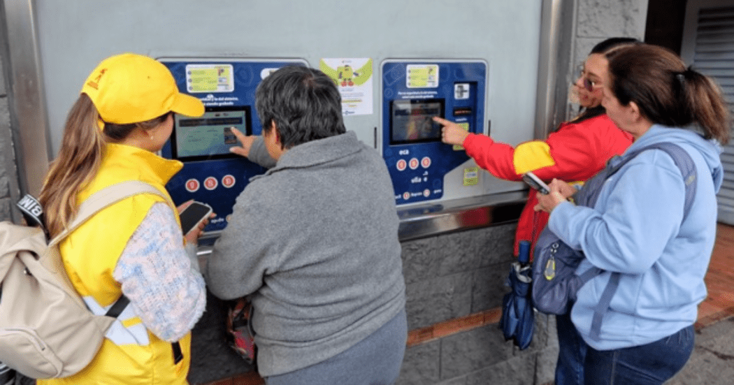 Imagen de gente recargando la tarjeta TuLlave en TransMilenio