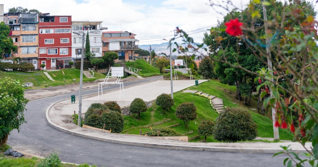 Foto de la via y parque intervenidos en el barrio San Martín de Porres de Bogotá.