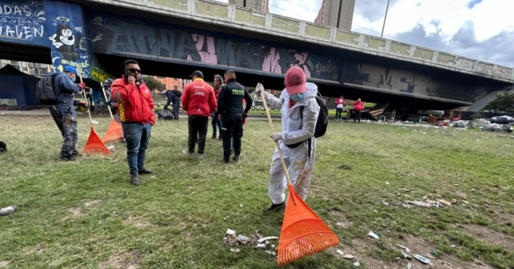 Foto del operativo de intervención bajo el puente de la autopista Sur con avenida Villavicencio.
