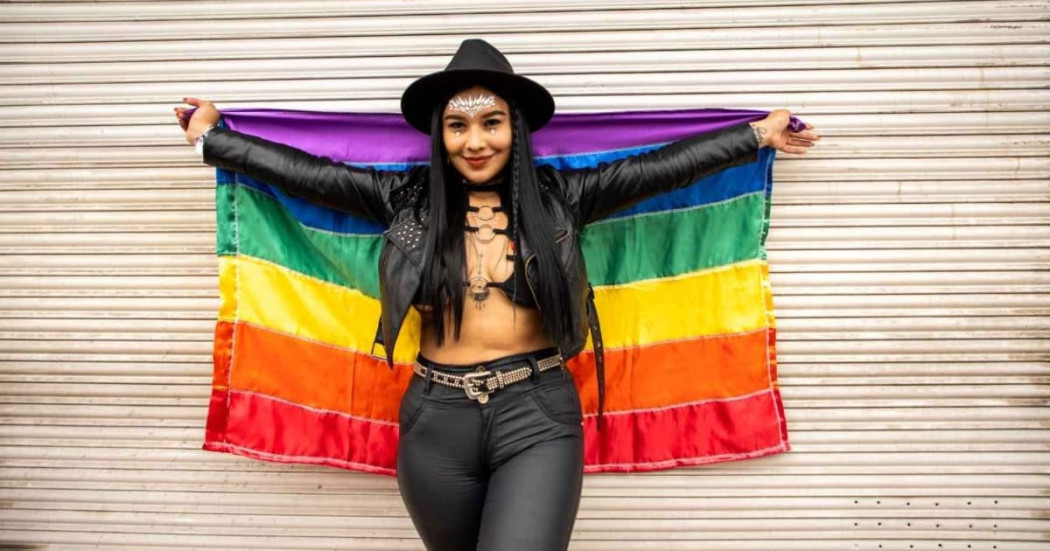 Foto de una mujer con una bandera de la comunidad LGBTI en Bogotá.
