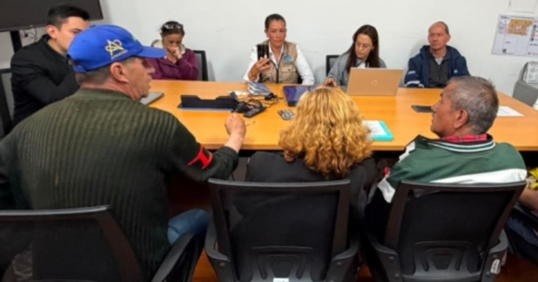 Foto de representantes de vendedores y vendedoras informales en Bogotá.