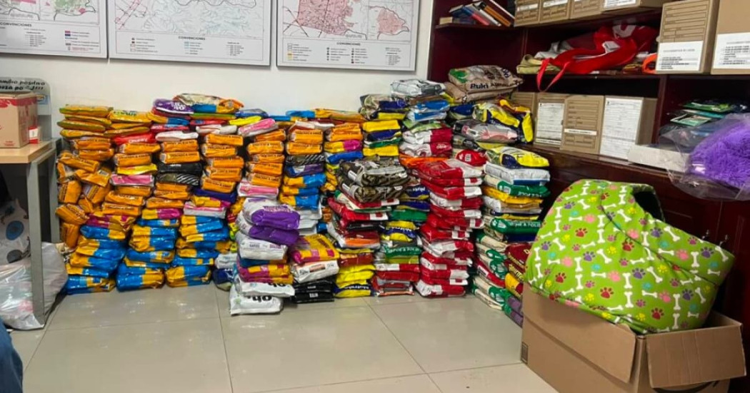 Foto de donaciones recolectadas para animales afectados en Venezuela.
