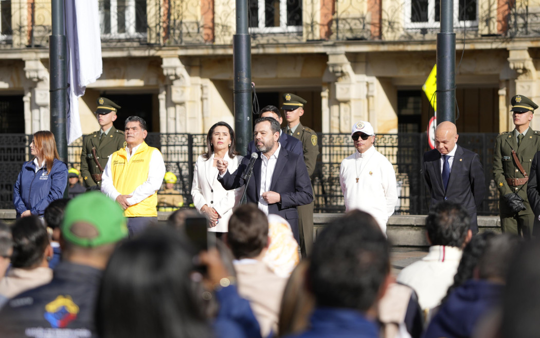 Imagen del alcalde de Bogotá en el acto de apertura de las elecciones