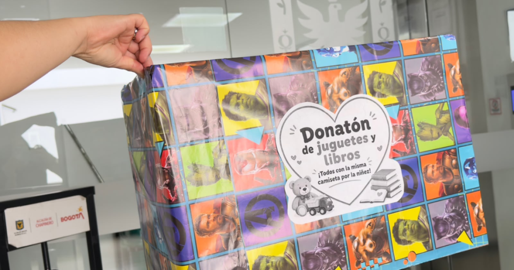 Foto de una caja de regalo que innvita a las personas a donar juguetes y libros