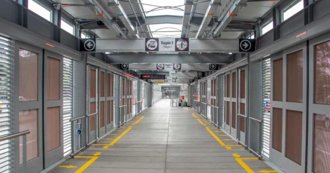Foto de uno de los vagones de la Estación Universidad Nacional de TransMilenio en Bogotá.