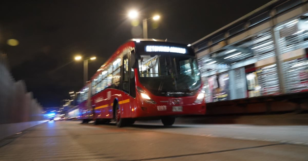 Foto de un bus de TransMilenio circulando por la avenida Caracas en Bogotá.