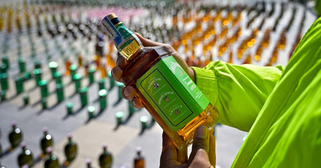 Foto de una botella de licor adulterado.