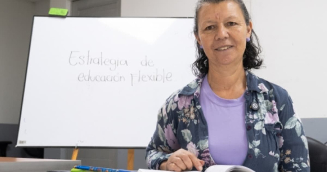 Foto de Carmen Jiménez, mujer vendedora informal en Bogotá, que termina su bachillerato.