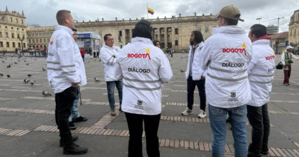 Foto de gestores de diálogo realizando acompañamiento de marchas por las calles de Bogotá.