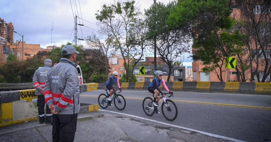 Foto de corredores y rutas seguras para ciclistas en vías de Bogotá.
