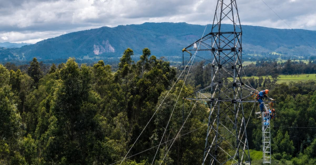 Foto de una cuadrilla de Enel Colombia realizando trabajos en una torre de energía.