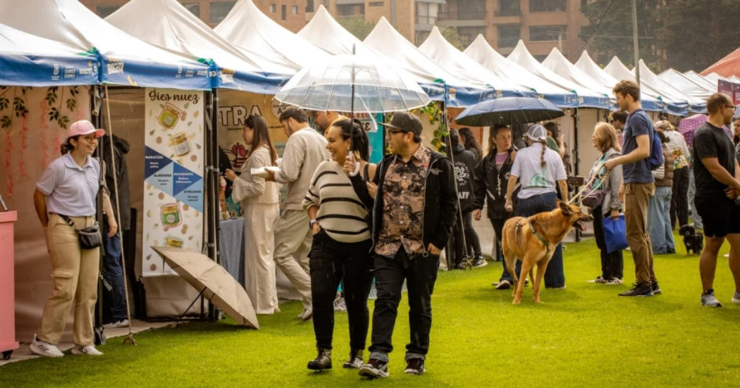 Foto de una de las ferias de 'Hecho en Bogotá' con asistentes comprando productos de emprendedores locales.