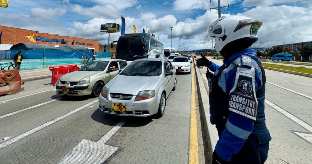 Foto de un Agente Civil de Tránsito en la autopista Sur en Soacha.
