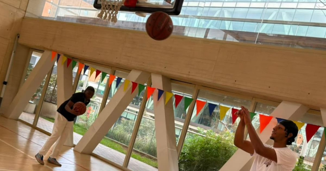 Foto de jóvenes jugando baloncesto en el Centro Felicidad (CEFE) de Chapinero en Bogotá.