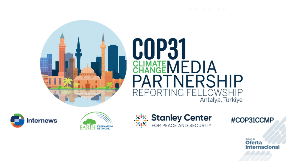 Periodista cubriendo una conferencia internacional sobre cambio climático