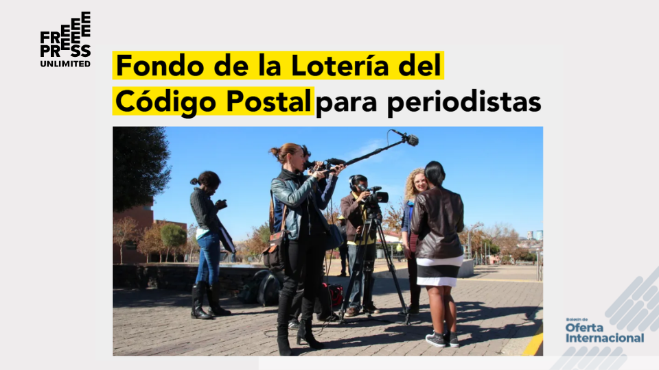 Periodista realizando reportaje internacional
