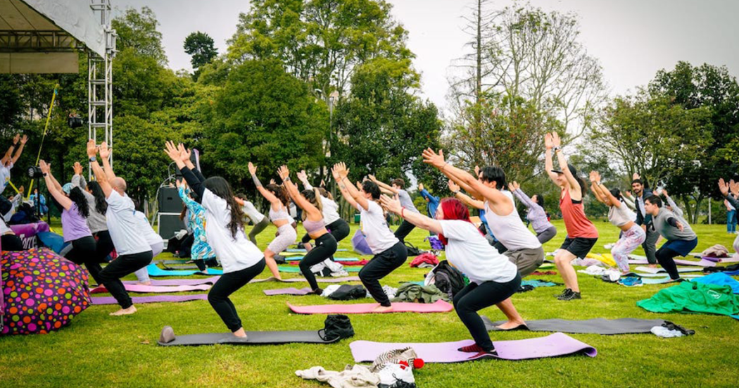 Imagen de personas realizando ejercicio en un parque