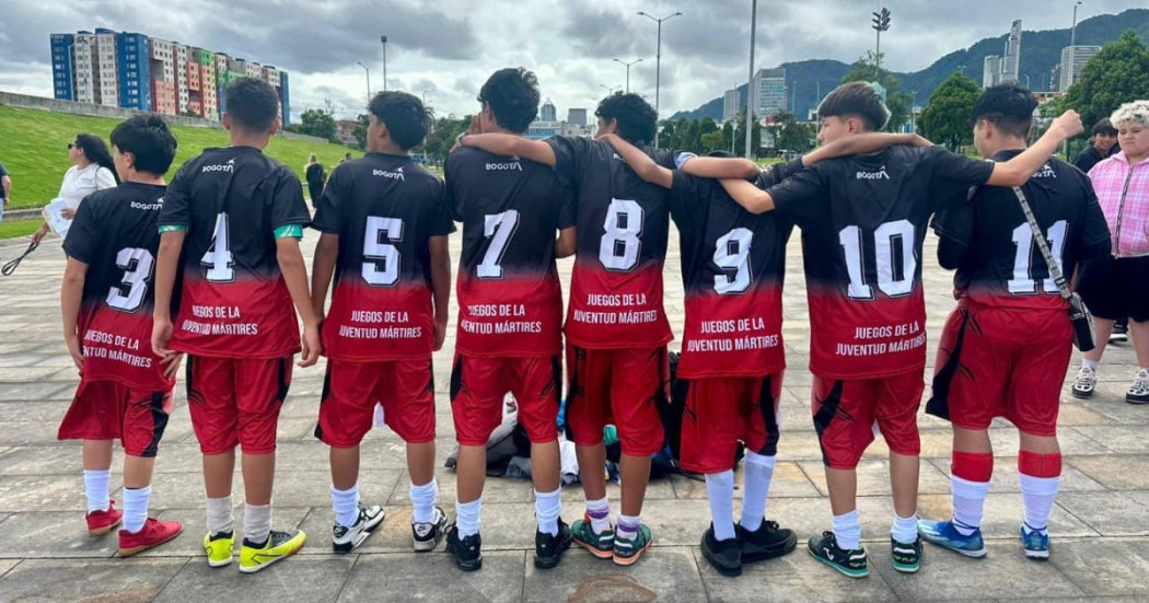 Foto de jóvenes en una cancha de fútbol en Bogotá.