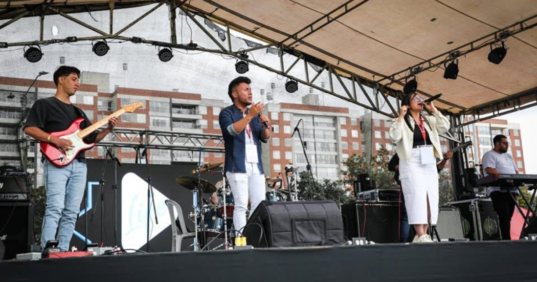 Foto de un grupo de músicos en una tarima