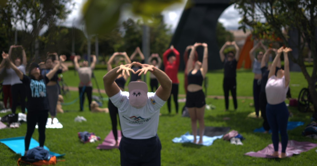 Foto de un grupo de personas practicando yoga