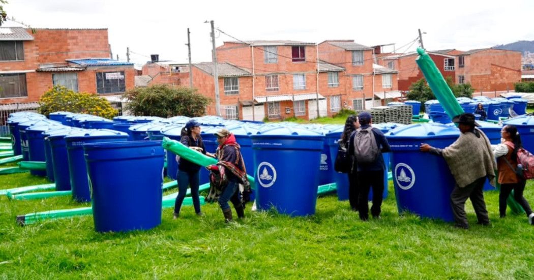 Foto de la entrega de contenedores de agua en zonas rurales de Bogotá.