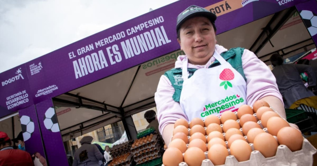 Foto de una mujer campesina en una de los Mercados Campesinos de Bogotá.