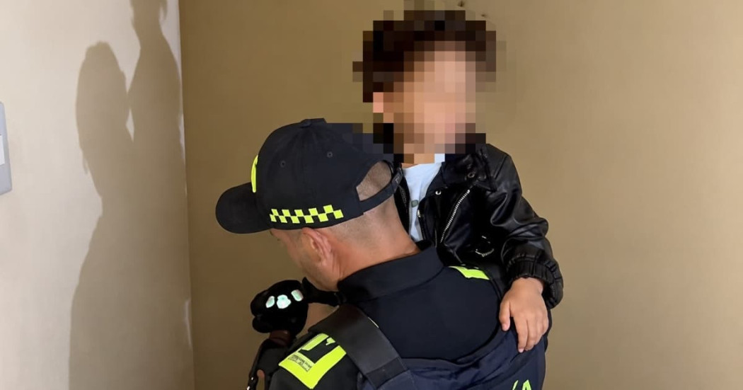 Foto del rescate de una niña de tres años en el centro de Bogotá.